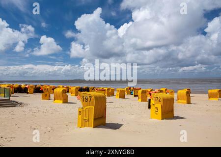 Plage avec chaises longues sur la mer des Wadden dans le district de Duhnen, ville thermale de la mer du Nord de Cuxhaven, côte de la mer du Nord, Elbe, estuaire de l'Elbe, inférieur Banque D'Images