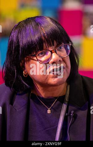 Belfast, Royaume-Uni. 02 août 2024. Diane Abbott, députée de Hackney North et Stoke Newington, discute avec Joe Austin dans le cadre du Feile an Phobal in Belfast Credit : Bonzo/Alamy Live News de 2024 Banque D'Images