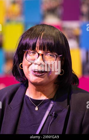 Belfast, Royaume-Uni. 02 août 2024. Diane Abbott, députée de Hackney North et Stoke Newington, discute avec Joe Austin dans le cadre du Feile an Phobal in Belfast Credit : Bonzo/Alamy Live News de 2024 Banque D'Images