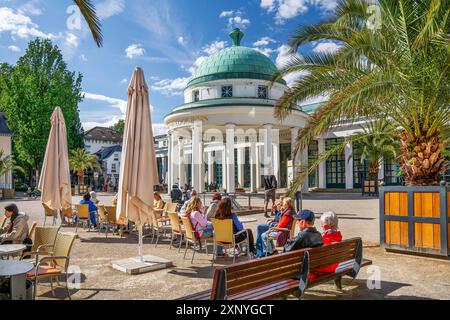 Café de rue sur le Brunnenhof avec temple de printemps et Wandelhalle, ville thermale de Bad Pyrmont, station thermale de basse-Saxe, Emmer, Emmertal, Weserbergland Banque D'Images