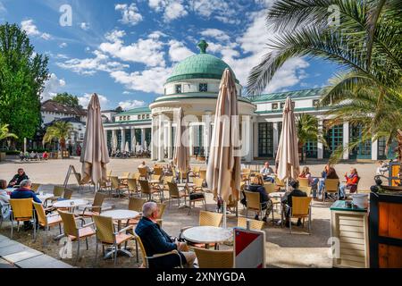 Café de rue sur le Brunnenhof avec temple de printemps et Wandelhalle, ville thermale de Bad Pyrmont, station thermale de basse-Saxe, Emmer, Emmertal, Weserbergland Banque D'Images