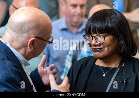 Belfast, Royaume-Uni. 02 août 2024. Diane Abbott, députée de Hackney North et Stoke Newington, discute avec Joe Austin dans le cadre du Feile an Phobal in Belfast Credit : Bonzo/Alamy Live News de 2024 Banque D'Images