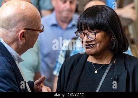 Belfast, Royaume-Uni. 02 août 2024. Diane Abbott, députée de Hackney North et Stoke Newington, discute avec Joe Austin dans le cadre du Feile an Phobal in Belfast Credit : Bonzo/Alamy Live News de 2024 Banque D'Images