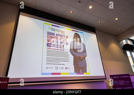 Belfast, Royaume-Uni. 02 août 2024. Diane Abbott, députée de Hackney North et Stoke Newington, discute avec Joe Austin dans le cadre du Feile an Phobal in Belfast Credit : Bonzo/Alamy Live News de 2024 Banque D'Images