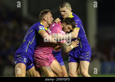 Warrington, Royaume-Uni. 02 août 2024. Oliver Gildart de Hull KR est affronté par Ben Currie de Warrington Wolves et John Bateman de Warrington Wolves lors du match de la Betfred Super League Round 20 Warrington Wolves vs Hull KR au stade Halliwell Jones, Warrington, Royaume-Uni, le 2 août 2024 (photo de Mark Cosgrove/News images) à Warrington, Royaume-Uni le 8/2/2024. (Photo de Mark Cosgrove/News images/SIPA USA) crédit : SIPA USA/Alamy Live News Banque D'Images