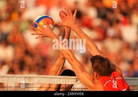 Paris, France. 2 août 2024. Matthew Immers (Nederlands) participe au Beach volley ball au stade de la Tour Eiffel, Paris, France. Crédit : Ulrik Pedersen/Alamy Banque D'Images