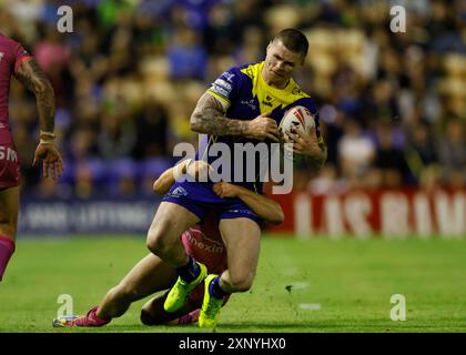 Warrington Wolves John Bateman est attaqué lors du match de Betfred Super League au stade Halliwell Jones de Warrington. Date de la photo : vendredi 2 août 2024. Banque D'Images