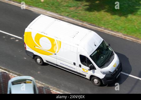 OSTRAVA, RÉPUBLIQUE TCHÈQUE - 12 JUILLET 2024 : Opel Movano van blanc de la société de livraison Ceska Posta en effet flou de mouvement Banque D'Images