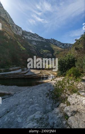 Magnifique canyon avec piscines fluviales à la réserve naturelle orientée Cavagrande del Cassibile, Syracuse, Sicile, Italie Banque D'Images