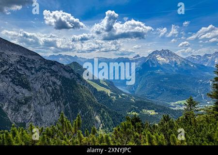 La vue imprenable montre un grand plan des Alpes bavaroises enneigées de haute altitude. Banque D'Images