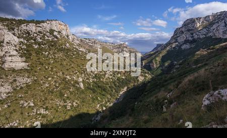 Magnifique canyon à la réserve naturelle orientée Cavagrande del Cassibile, Syracuse, Sicile, Italie Banque D'Images