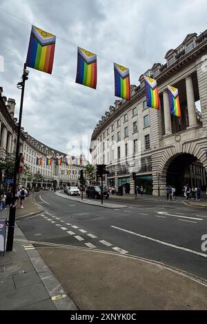 Westminster / Angleterre - 23 juin 2024 : le plan vertical montre des rangées de drapeaux de fierté intersexués-inclusifs suspendus entre les bâtiments pour célébrer le mois de la fierté. Banque D'Images