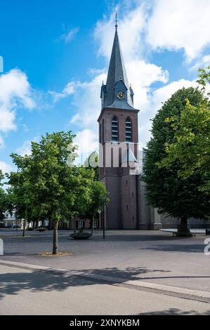 Gemert, Brabant du Nord, pays-Bas, 11 juillet 2024 - Eglise catholique Saint-Jean-Baptiste du centre du village Banque D'Images