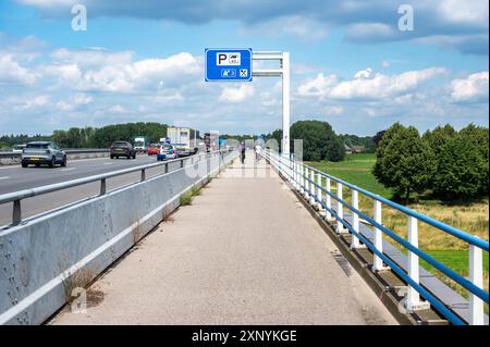 Linden, Gelderland, pays-Bas, 11 juillet 2024 - piste cyclable le long du pont de l'autoroute A73 Banque D'Images