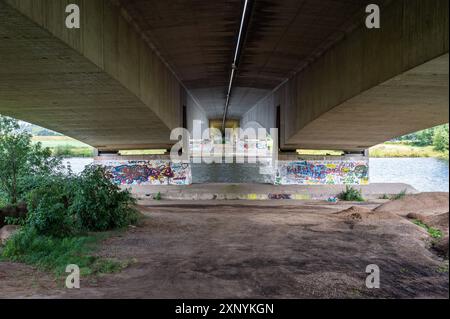 Linden, Gueldre, pays-Bas, 11 juillet 2024 - sous le pont de l'autoroute A73 Banque D'Images