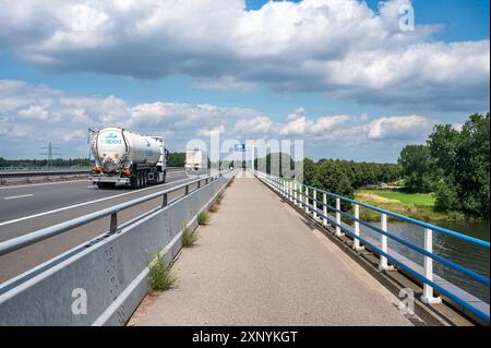 Linden, Gelderland, pays-Bas, 11 juillet 2024 - piste cyclable le long du pont de l'autoroute A73 Banque D'Images