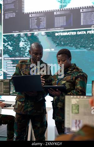 Équipe de soldats gérant le contrôle de la circulation aérienne pour les avions militaires dans la zone côtière, en utilisant le système de surveillance radar CCTV. Les troopers fournissant des instructions telles que des données de plan de vol. Banque D'Images