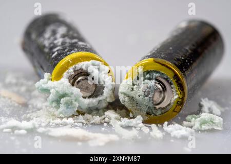 Fuites de piles, piles AA, oxydation, fuite de carbonate de potassium et de chlorure d'ammonium Banque D'Images