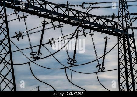 Lignes à très haute tension, 380 KV, à la sous-station de Gohrpunkt, l'électricité provient de la zone minière rhénane de lignite, près de Gohr, Grevenbroich Banque D'Images