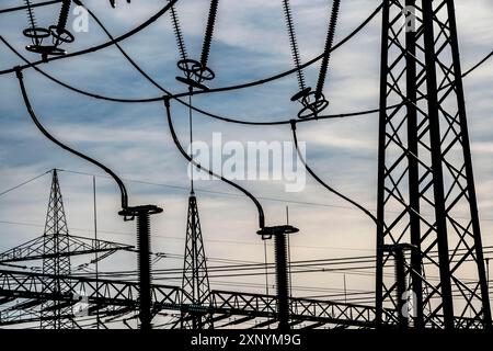 Lignes à très haute tension, 380 KV, à la sous-station de Gohrpunkt, l'électricité provient de la zone minière rhénane de lignite, près de Gohr, Grevenbroich Banque D'Images