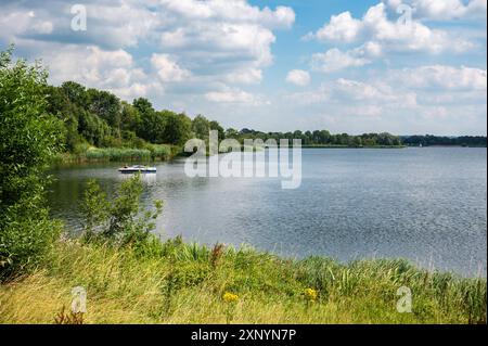 Linden, Gueldre, pays-Bas, 11 juillet 2024 - bateau de plaisance sur les rives vertes de la Maas Banque D'Images