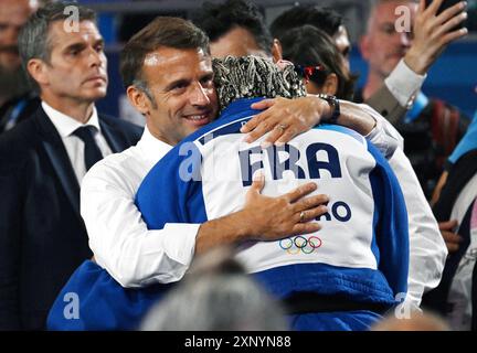 Paris, France. 2 août 2024. La française Romane Dicko est félicitée par le président français Emmanuel Macron après le combat pour la médaille de bronze féminine de judo de 78 kg aux Jeux Olympiques de Paris 2024 à Paris, France, le 2 août 2024. Crédit : Li an/Xinhua/Alamy Live News Banque D'Images