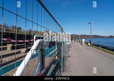 Lac Baldeney à Essen, samedi, 04.04.20, tribunes de régate fermées, sinon des centaines de personnes bronzent ici, respectez l'interdiction de contact, gardez Banque D'Images