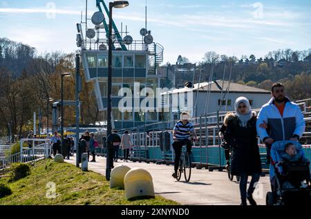 Lac Baldeney à Essen, samedi, 04.04.20, tribunes de régate fermées, sinon des centaines de personnes bronzent ici, respectez l'interdiction de contact, gardez Banque D'Images