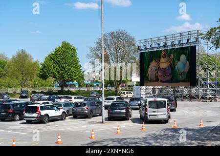 Cinéma drive-in temporaire, dans le parking devant Messe Essen, Grugahalle, grand écran LED permet également des projections de films au soleil, en famille Banque D'Images