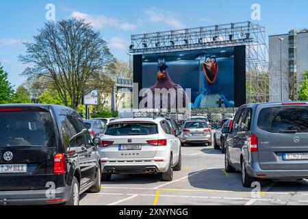 Cinéma drive-in temporaire, dans le parking devant Messe Essen, Grugahalle, grand écran LED permet également des projections de films au soleil, en famille Banque D'Images