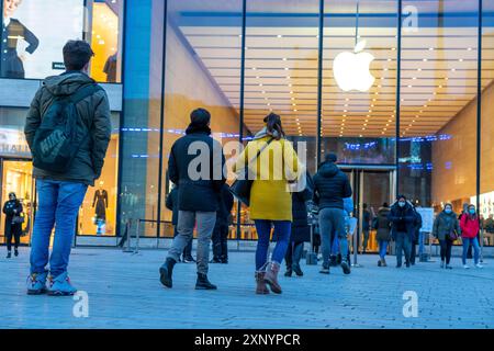 Rue commerçante, files d'attente devant l'Apple Store, en raison de la capacité limitée des clients dans le palier, Schadowplatz, décorations de Noël, fermé Banque D'Images