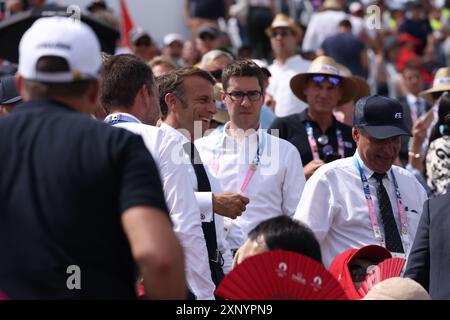 Paris, France. 02 août 2024. Jeux olympiques de Paris : équestre. Emmanuel Macron, Président de la France sur le site équestre de Versailles aujourd'hui, et posant pour selfies avec la foule. Crédit : Adam Stoltman/Alamy Live News Banque D'Images