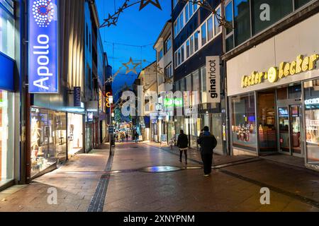 Confinement de Noël dans la crise de Corona, rue commerçante vide, magasins fermés, presque pas de passants, Limbecker Strasse, Essen, Nord Banque D'Images