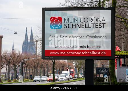 Panneau d'affichage LED, avec publicité numérique pour les tests rapides Corona, dans le centre d'essai de Cologne, sur Konrad-Adenauer-Ufer à Cologne, Nord Banque D'Images
