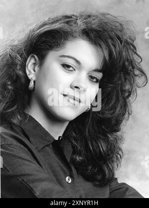 ©1996 Hispanic teen Girl pose dans le studio pour un portrait décontracté à Austin, Texas. Autorisation du modèle non disponible. Banque D'Images