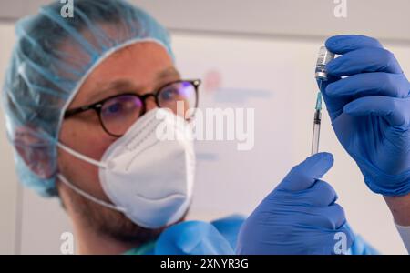 Commencer dans le centre de vaccination pour les vaccinations corona, dans une salle de Messe Essen, pour les personnes de plus de 80 ans qui ne vivent pas dans des maisons de retraite Banque D'Images