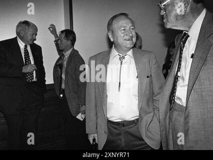 Austin Texas USA, 1994 : BILLY CLAYTON (au centre), ancien président de la Chambre, discute avec un collègue alors que JACK GULLAHORN (à gauche), lobbyiste, discute avec un législateur au Capitole du Texas. ©Bob Daemmrich Banque D'Images