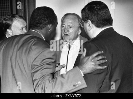 Austin Texas USA, 1994 : BILLY CLAYTON, ancien président de la Chambre des représentants du Texas, s'entretient avec des législateurs au Capitole du Texas. ©Bob Daemmrich Banque D'Images