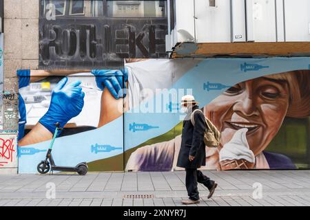 Murale sur un bâtiment commercial vacant thématisant la crise corona, la vaccination et la liberté après vaccination, centre-ville de Bochum, au cours de la troisième Banque D'Images