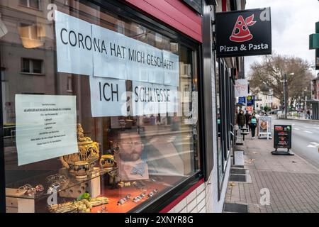 Fermeture d'entreprise en raison des conséquences économiques de la crise de Corona, le magasin spécialisé de l'opticien a roulé, dans le quartier sud d'Essen Banque D'Images