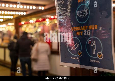 Stand de vin chaud au marché de Noël à Kennedyplatz, au Zwoelfling, référence aux règles de la 2G, à Essen, pendant la crise de Corona, in Banque D'Images