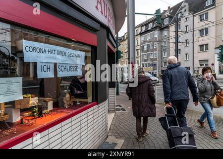 Fermeture d'entreprise en raison des conséquences économiques de la crise de Corona, le magasin spécialisé de l'opticien a roulé, dans le quartier sud d'Essen Banque D'Images