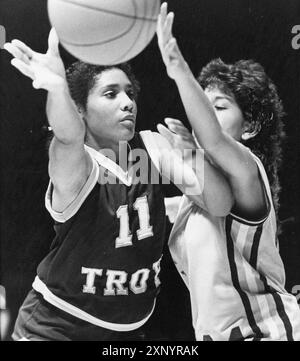 Austin Texas USA, 1991 : les athlètes féminines s'affrontent lors de la finale du tournoi de basket-ball d'état de lycée au Frank Erwin Center sur le campus de l'Université du Texas. AUCUN ID disponible. ©Bob Daemmrich Banque D'Images