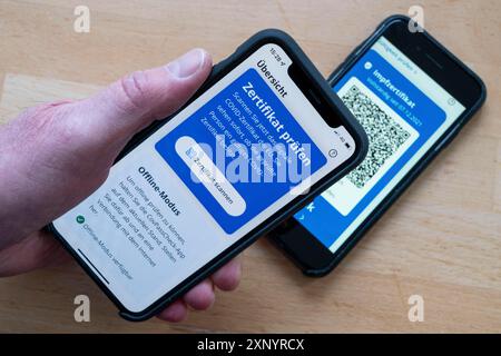 Application CovPassCheck, pour vérifier le certificat de vaccination numérique, sur un smartphone, vaccinations contre le virus corona, COVID-19, preuve de Banque D'Images