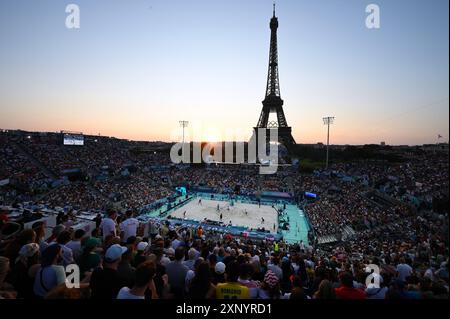 Paris, Fra. 02 août 2024. Vue de la Tour Eiffel au coucher du soleil derrière le site olympique de volleyball situé sur le champ de mars lors des Jeux Olympiques d'été de Paris 2024 qui se sont tenus à Paris, France, le 2 août 2024. Les Jeux de la XXXIIIe Olympiade se déroulent en France du 26 juillet au 11 août 2024. (Photo par Anthony Behar/Sipa USA) crédit : Sipa USA/Alamy Live News Banque D'Images