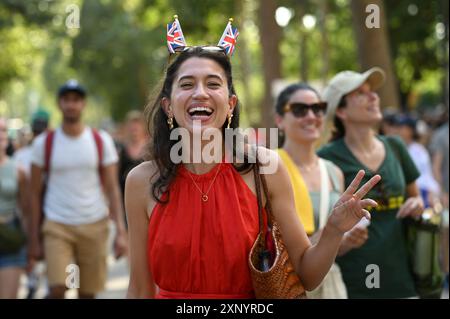 Paris, Fra. 02 août 2024. Une touriste britannique porte deux « Union Jack » du drapeau national de l'Angleterre alors qu'elle quitte le site de volley-ball pendant les Jeux Olympiques d'été de Paris 2024 qui se tiennent à Paris, en France, le 2 août 2024. Les Jeux de la XXXIIIe Olympiade se déroulent en France du 26 juillet au 11 août 2024. (Photo par Anthony Behar/Sipa USA) crédit : Sipa USA/Alamy Live News Banque D'Images