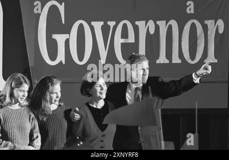 Austin Texas USA, novembre 1994 : le candidat républicain au poste de gouverneur George W. Bush (à droite) célèbre sa victoire le soir de l'élection avec sa famille (gauche-droite, filles jumelles Jenna et Barbara et épouse Laura). Original en couleur. ©Bob Daemmrich Banque D'Images