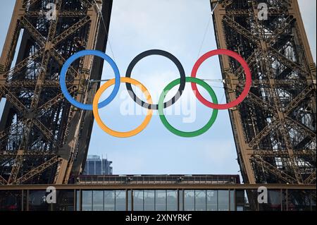 Paris, Fra. 24 juillet 2024. Vue des anneaux olympiques sur la Tour Eiffel lors des Jeux Olympiques d'été de Paris 2024 qui se sont tenus à Paris, France, le 2 août 2024. Les Jeux de la XXXIIIe Olympiade se déroulent en France du 26 juillet au 11 août 2024. (Photo par Anthony Behar/Sipa USA) crédit : Sipa USA/Alamy Live News Banque D'Images