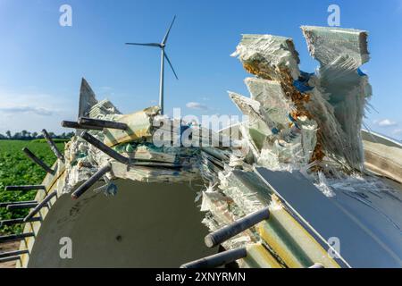 Gros plan d’une pale démontée d’une éolienne vieille de 23 ans, elle est composée d’un mélange de matériaux, de matériaux renforcés de fibres de verre, de PRV, de composites Banque D'Images