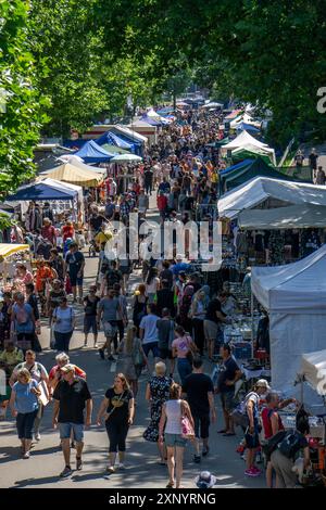 Marché aux puces au festival d'été au Gruga à Essen, foire de 10 jours à Messe Essen, avec l'un des plus grands marchés aux puces de Rhénanie du Nord-Westphalie Banque D'Images